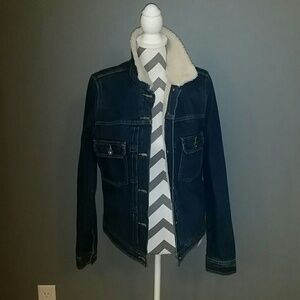 Women's old navy jeans jacket with Sherpa lining. Women's size medium jacket.
